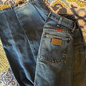 Junior vintage Wrangler jeans 7 x 34. Frayed on bottom. Boot cut